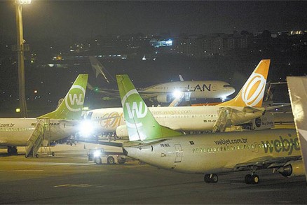 Avies da Webjet e da Gol em Guarulhos (SP); Cade aprovou aquisio com restries 