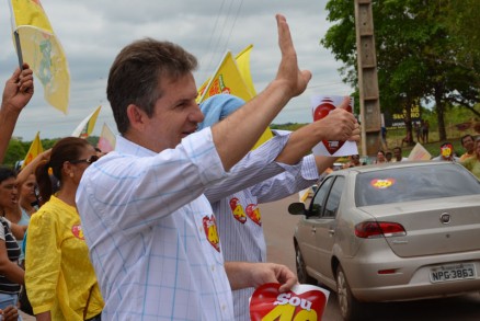 Mauro Mendes diz que adesivos tm assinatura