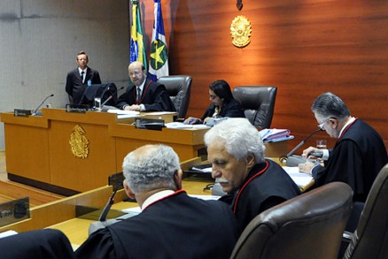 O presidente do TJ, Rubens de Oliveira, comandou o Pleno que promoveu 48 juzes em MT