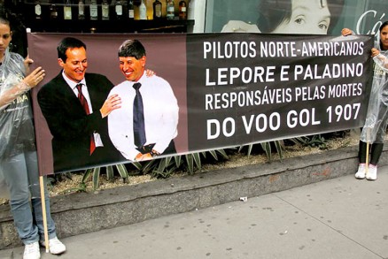 Parentes das vtimas do acidente entre o avio da Gol e o Jato Legacy protestam