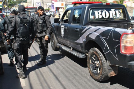 Policiais mantm cerco aos assaltantes, que esto escondidos em uma mata, em Marcelndia 