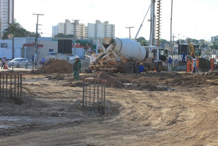 Trevo da UFMT: obra de viaduto muda itinerrio de nibus e rotina de motoristas