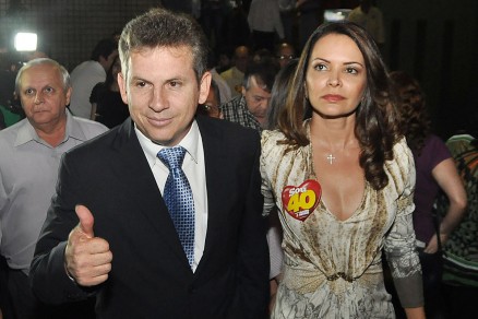 Mauro Mendes cancelou compromissos de ontem para acompanhar a esposa
