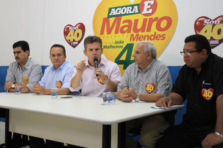 Na sequncia: Emanuel Pinheiro, Pedro Taques, Mauro Mendes, Malheiros e Gato acusam adversrio de fazer armao