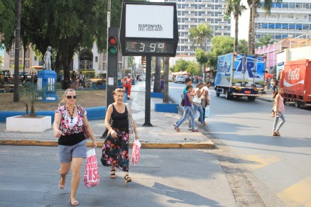 Devido ao forte calor, algumas pessoas esto adaptando as atividades do dia a dia para horrios mais amenos