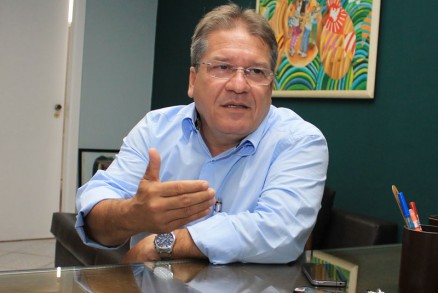 Walace Guimares corta despesas e tenta aumentar receita