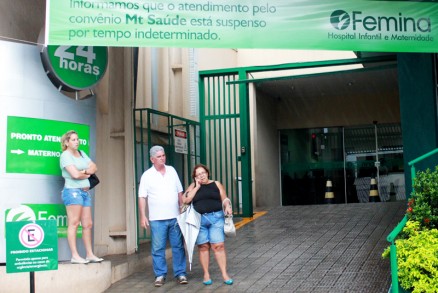 Clnica Femina, no bairro do Ba, em Cuiab, avisa que no atende usurio do MT Sade