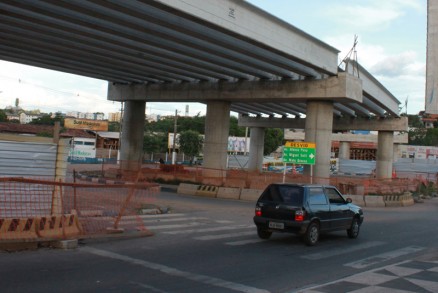 Consrcio retoma hoje o lanamento de vigas de sustentao, na obra do Viaduto do Despraiado