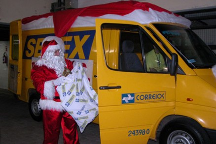 Presentes so entregues pelos carteiros de forma annima; carta do Papai Noel acompanha presente