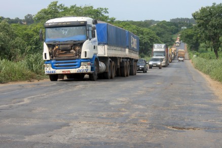 Rodovia dos Imigrantes, em Cuiab: situao de estrada  crtica