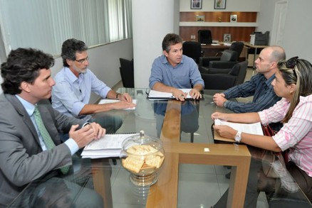 Prefeito se rene com delegados para dar continuidade s investigaes no Alencastro