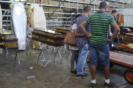 Amigos e familiares comeam a velar corpos em Santa Maria
