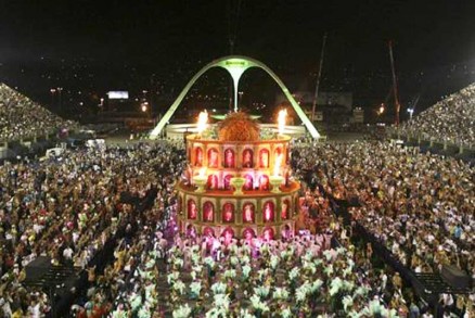 Desfile da Mangueira: escola inicia percurso pela Sapuca s 21h