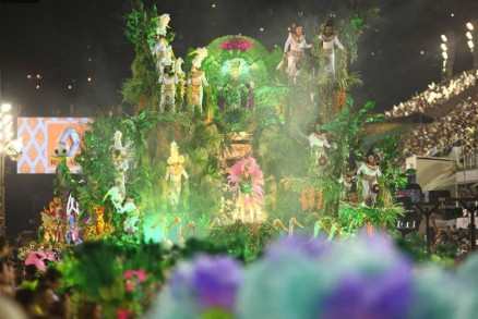 Carro alegrico "Cuiab, a Cidade Verde: Portal do Paraso' representa a Chapada dos Guimares e o Pantanal