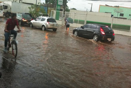 Avenida Carmindo de Campos: alagamento provocado pelo temporal