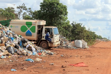Flagrante: caminho despejava lixo domiciliar fora do aterro sanitrio municipal
