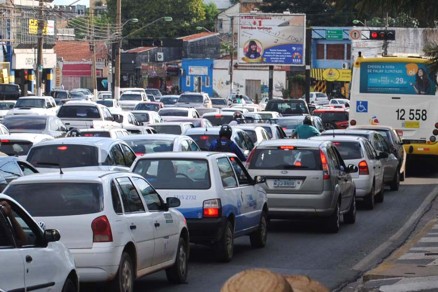 Congestionamento j se tornou algo comum no cotidiano dos cuiabanos