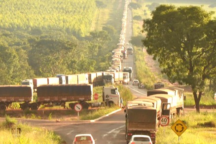 Fila de caminhes ultrapassou os 20 quilmetros na MT-299, em Itiquira 