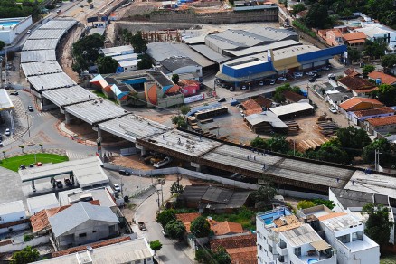 Construo do Viaduto do Despraiado, na Av. Miguel Sutil,  uma das obras mais adiantadas da Copa