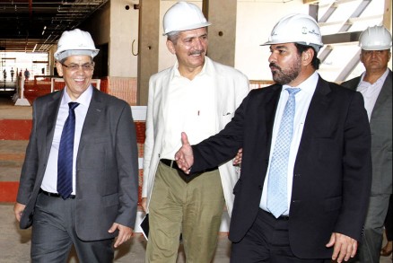 Secretrio da Copa, Maurcio Guimares; Ministro do Esporte, Aldo Rebelo; e vice-governador, Francisco Daltro, durante visita  Arena Pantanal