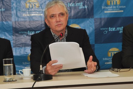 Conselheiro Antnio Joaquim, do TCE, retira multa aplicada a Maurcio Guimares