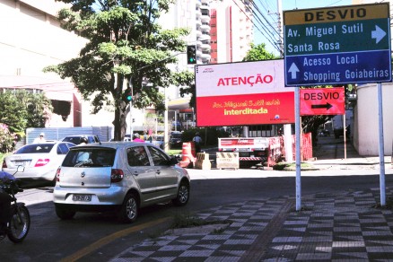 Com bloqueio total da rotatria do Santa Rosa, motoristas devem seguir desvios e orientaes dos "amarelinhos"