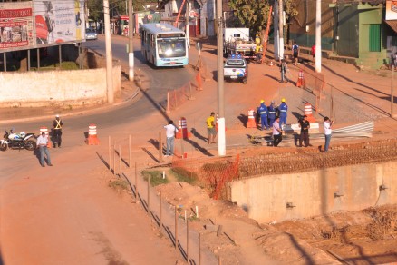 Acesso a bairros pela rotatria do Santa Isabel est bloqueado
