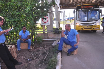Motoristas se revezam em piquete, na porta da garagem da Pantanal Transportes, no Jardim Vitria