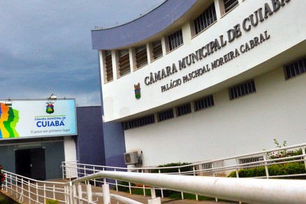 A fachada da Cmara de Cuiab, na Rua Baro de Melgao