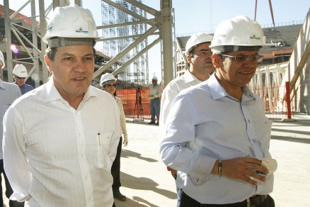Governador Silval Barbosa e secretrio Maurcio Guimares, durante visita  Arena Pantanal