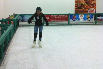 Pista de patinao no gelo atrai crianas e adultos