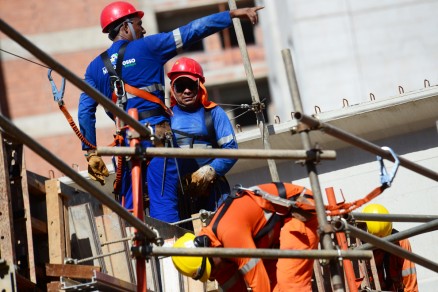 Canteiros de obras do VLT: objetivo  preencher cerca de 200 vagas