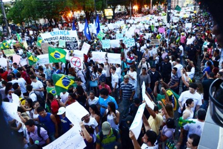 Manifestantes vo s ruas pelo cumprimento da Lei do Passe Livre