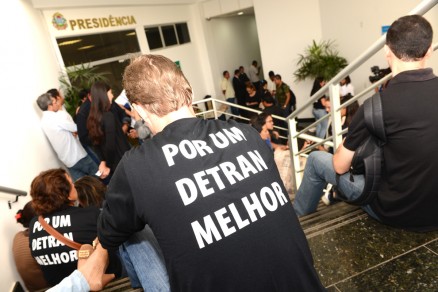 Servidores aprovam indicativo de greve para o dia 21 deste ms