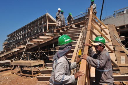 Arena Pantanal: operrios fecham acordo salarial de 10%