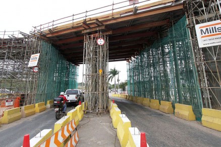 Consrcio trabalha na concretagem da pista do viaduto da Sefaz
