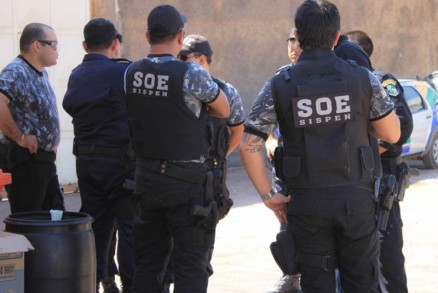 Agentes prisionais mantm greve e Governo convoca PM para cuidar das prises no Estado