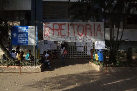Estudantes ocupam a reitoria da UFMT desde a ltima semana