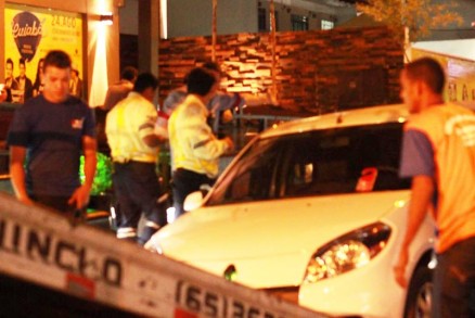 Para comerciantes, clientes e moradores, os amarelinhos abusaram nas multas e na apreenso dos carros, na Praa Popular