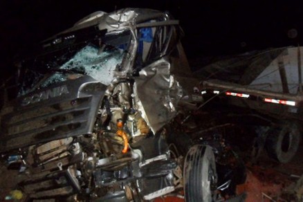 Carretas ficarem destrudas aps a coliso na estrada
