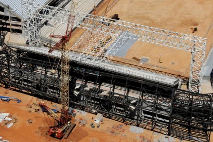 Arena Pantanal: primeira parte de um dos lados da cobertura j foi instalada