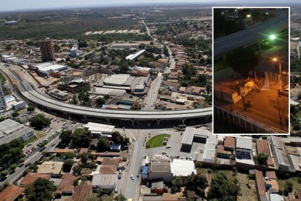 Grupo passou por tapume para entrar e sair de canteiro de obras, na Avenida Miguel Sutil