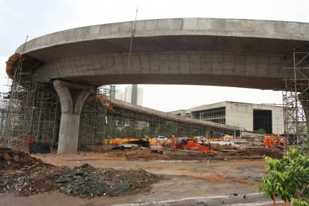 Obra se encaminha para a reta final: estruturas de suporte comeam a ser retiradas