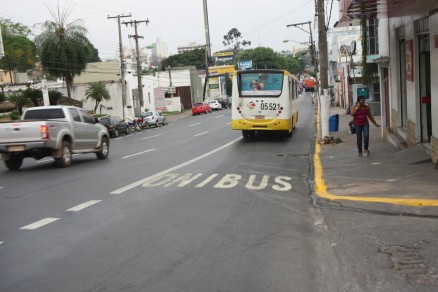 nibus devero trafegar apenas do lado direito da Avenida Isaac Pvoas