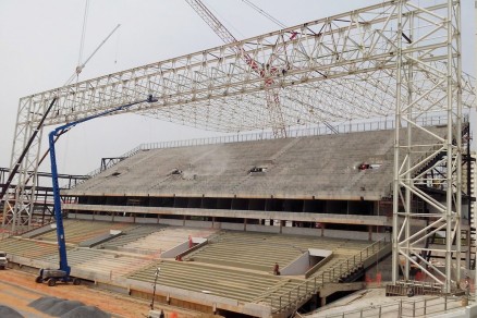 Segunda parte da cobertura do setor Sul da Arena foi iada