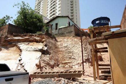 Casas esto localizadas  beira do barranco e colocam em risco a vida dos moradores
