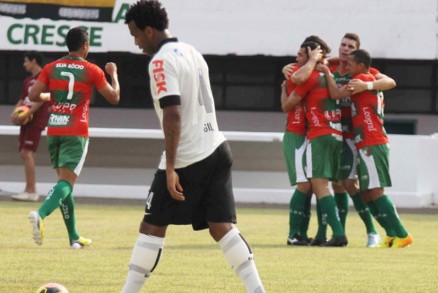 ogadores da Portuguesa comemoram gol de Gilberto contra o Corinthians, pelo Campeonato Brasileiro