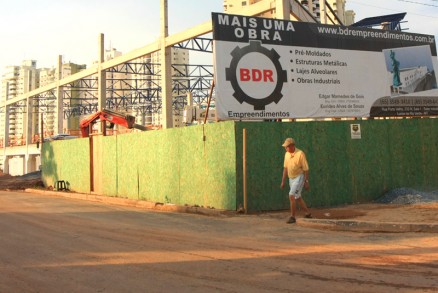 Pela segunda vez, a Prefeitura embarga a construo da Havan, na Avenida do CPA