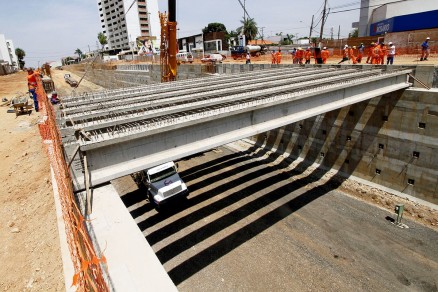 Lanamento de vigas na Trincheira do Santa Rosa: trabalho deve durar at o final de semana