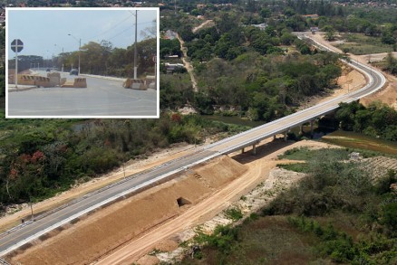 Ponte sobre o Rio Coxip: no destaque, os blocos retirados pelos moradores